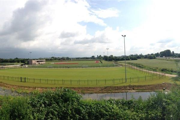 Aménagement d'un complexe sportif avec terrain de football synthétique et 2 terrains en gazon naturel, piste d'athlétisme et piste Finlandaise - Sportinfrabouw NV